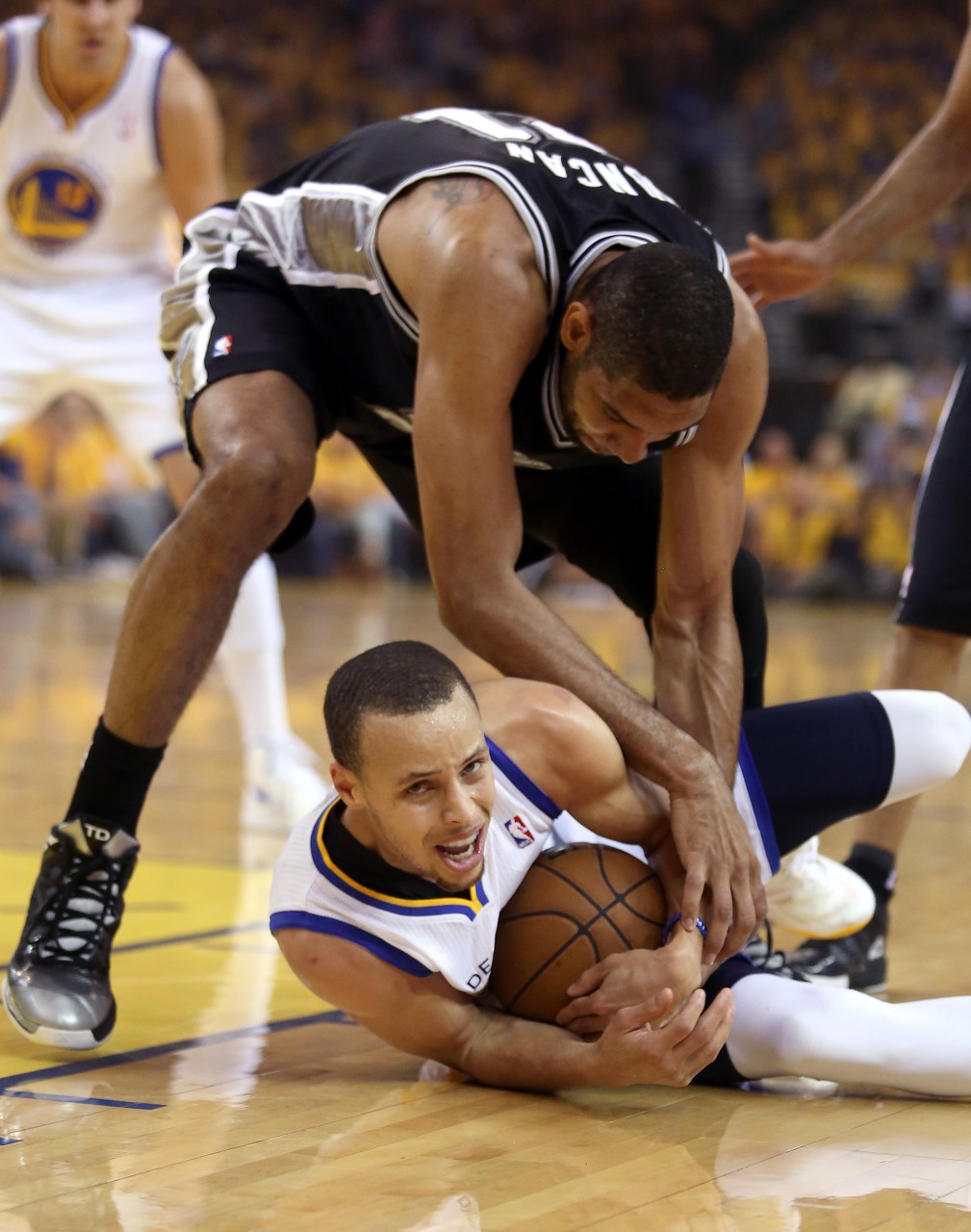 世界杯手机高清观看软件-下场准备超邓肯！库里替补4记三分贡献17分5板2助1断